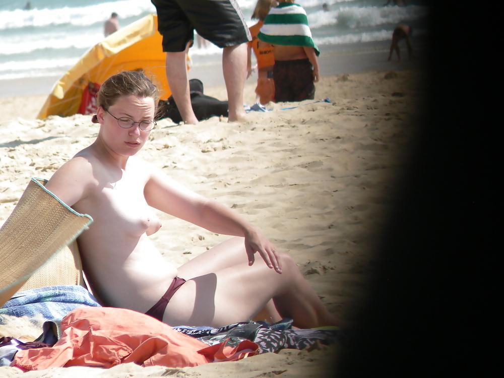 25P Topless brunette hippy girl with puffies