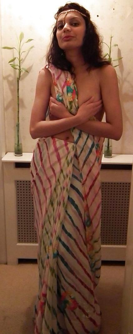 14P My friend wife loves to pose naked 