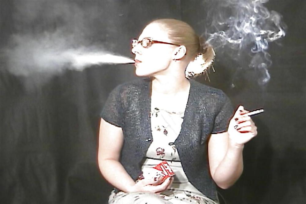 25P Sexy Girls Smoke BadAss Marlboro Red