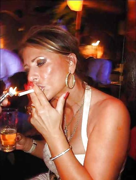 25P Sexy Girls Smoke BadAss Marlboro Red