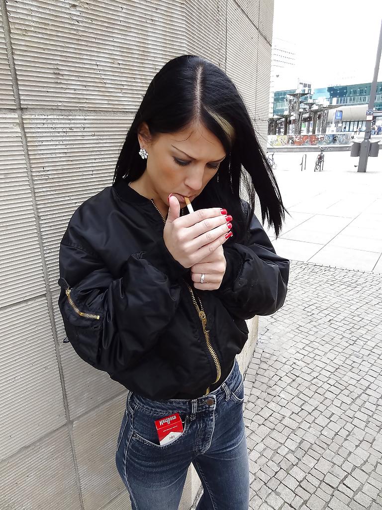 25P Sexy Girls Smoke BadAss Marlboro Red