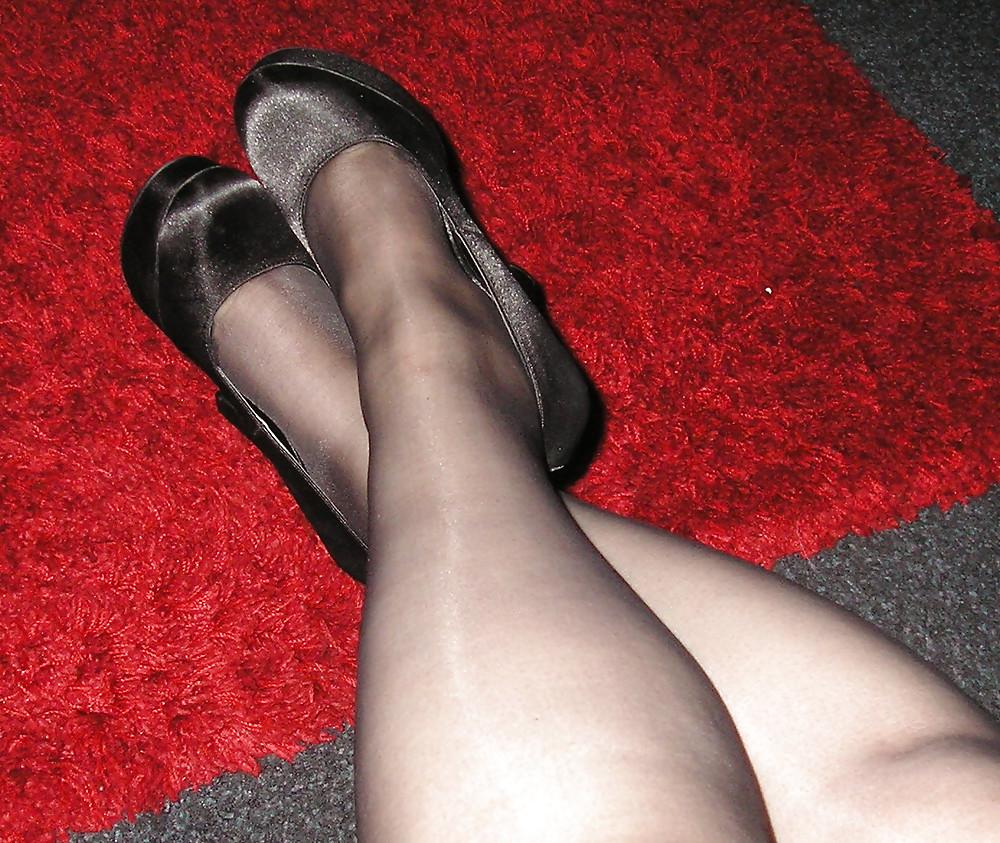 16P Black seamed tights pantyhose and heels.