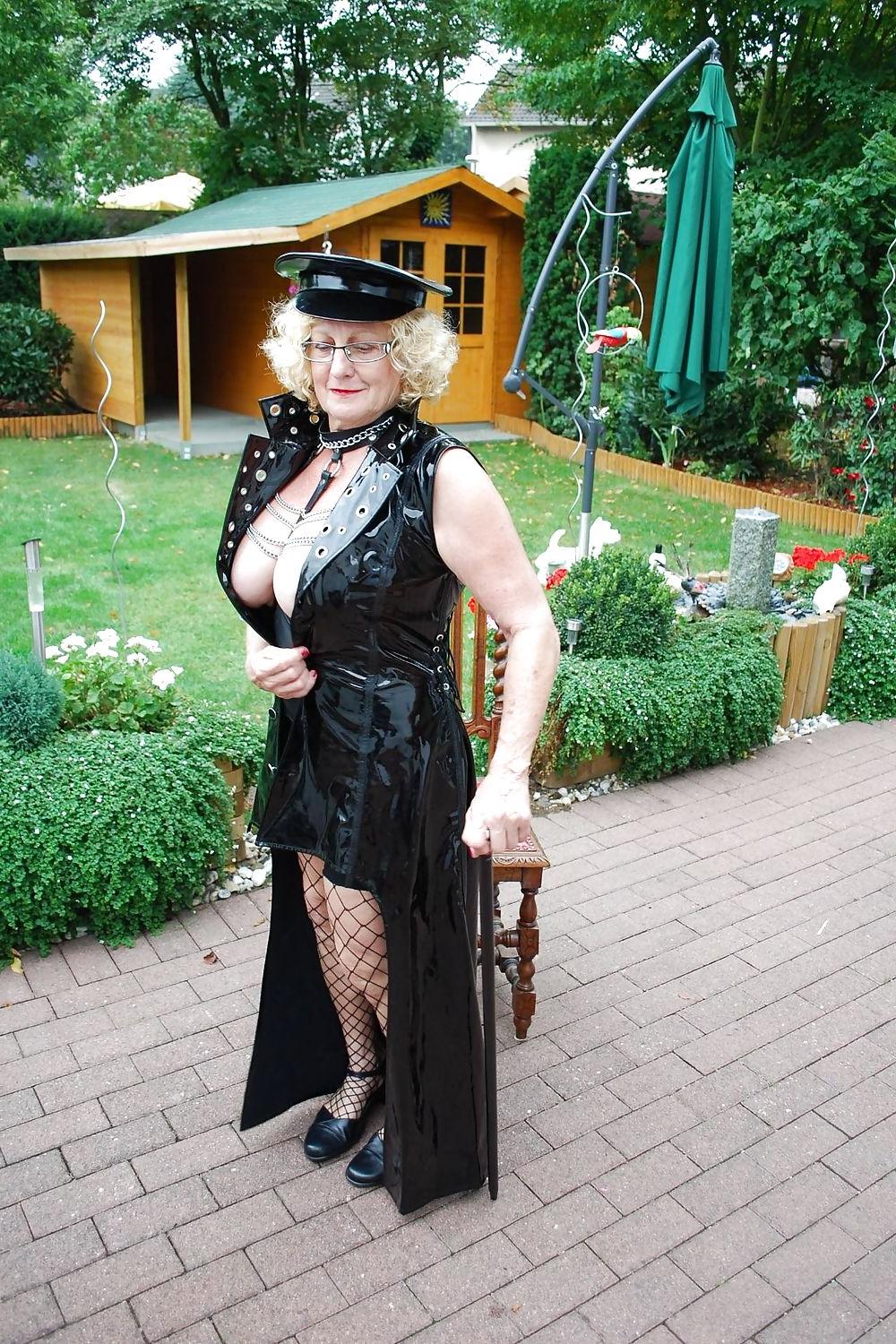 8P Guest mistress Rita and slave