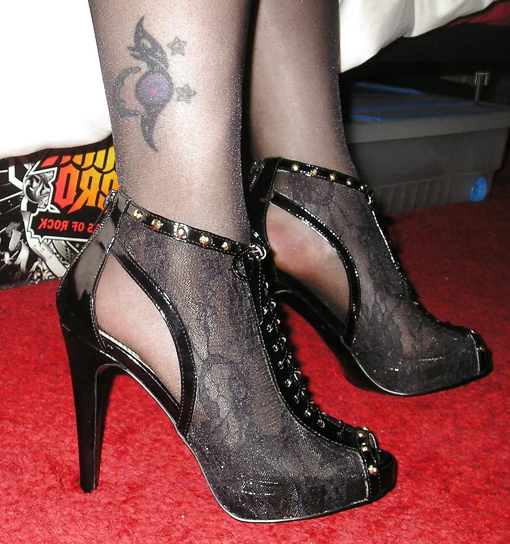 18P Black pantyhose tights and heels.