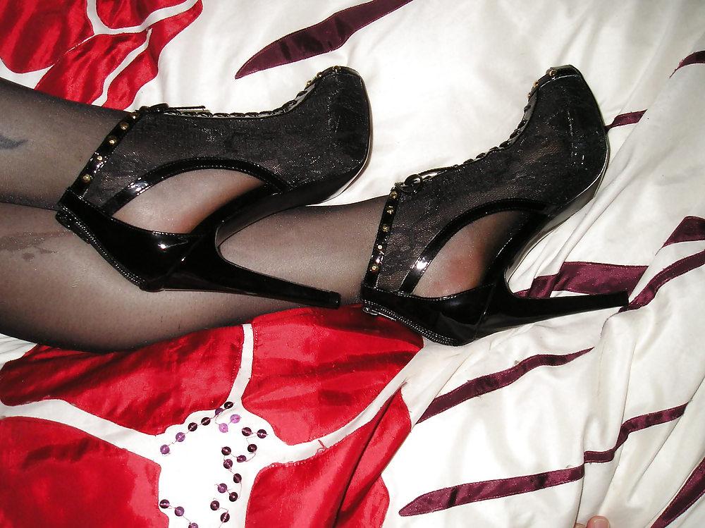 18P Black pantyhose tights and heels.