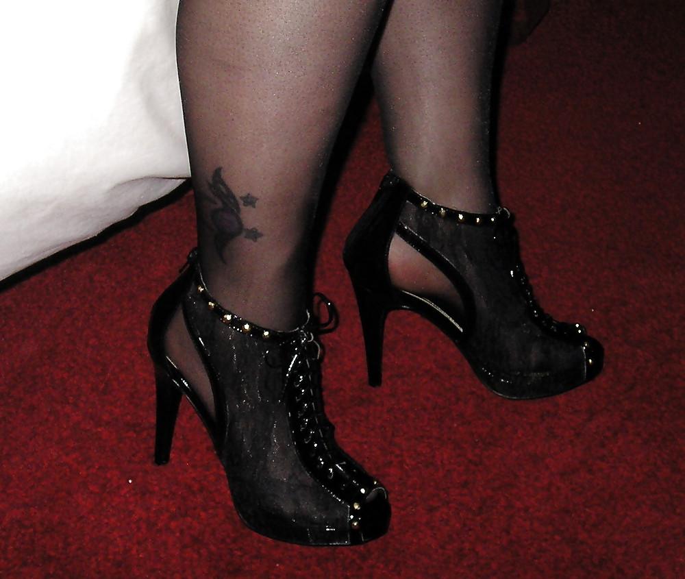 18P Black pantyhose tights and heels.