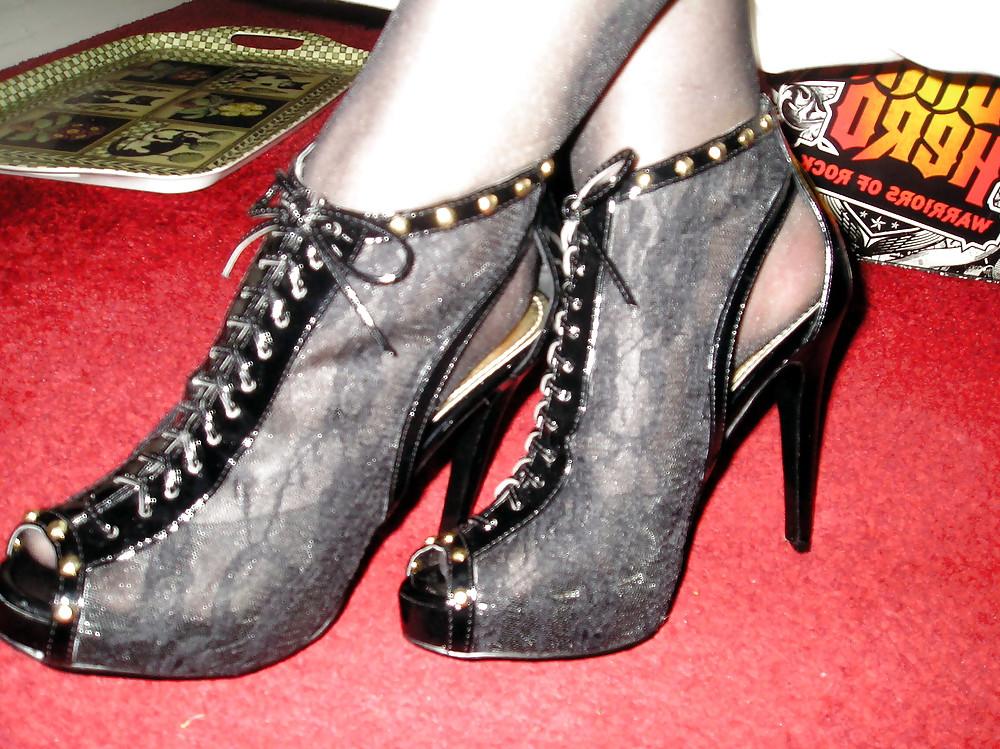 18P Black pantyhose tights and heels.