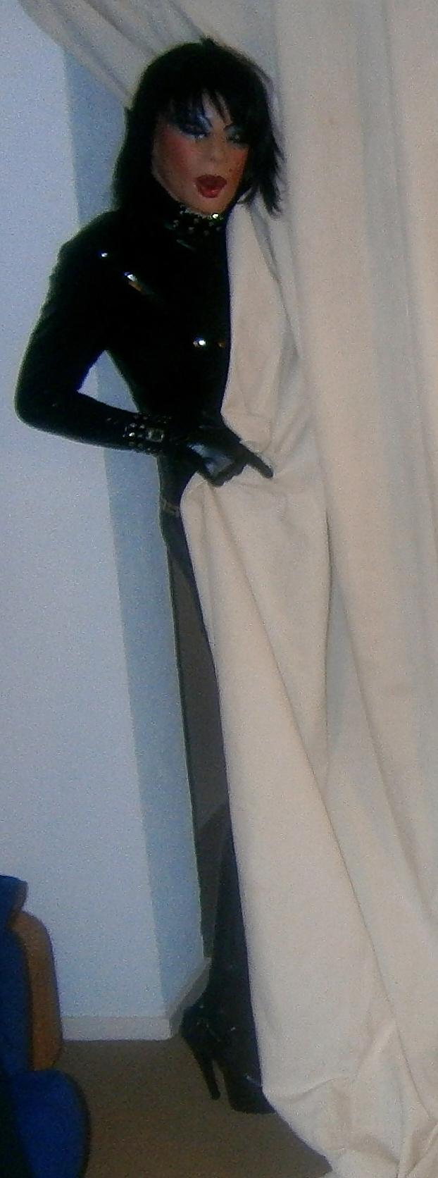 10P Kinky Latex Doll 3