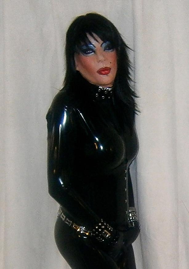 10P Kinky Latex Doll 3