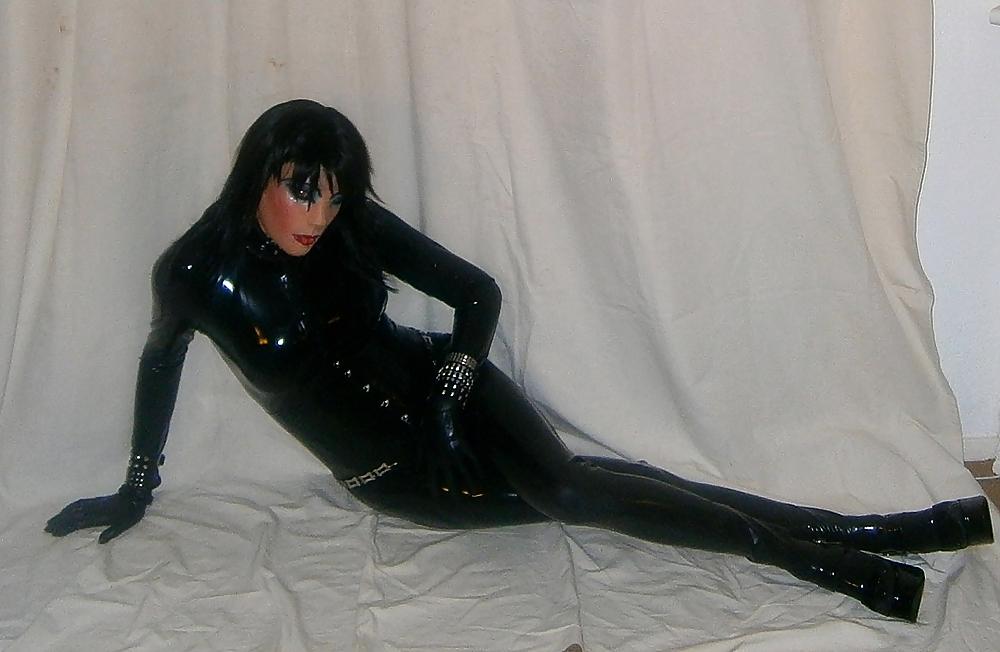 10P Kinky Latex Doll 3