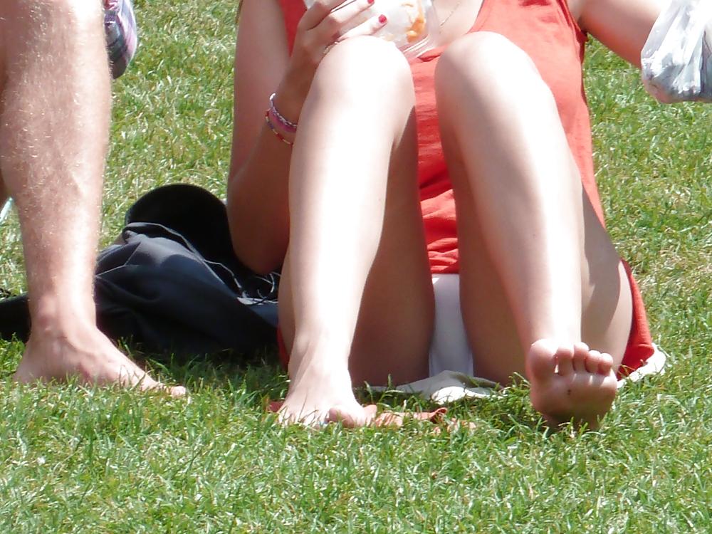 18P Upskirts im Park