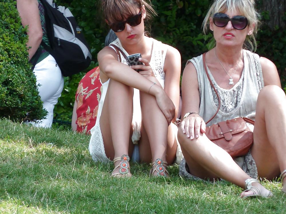 18P Upskirts im Park