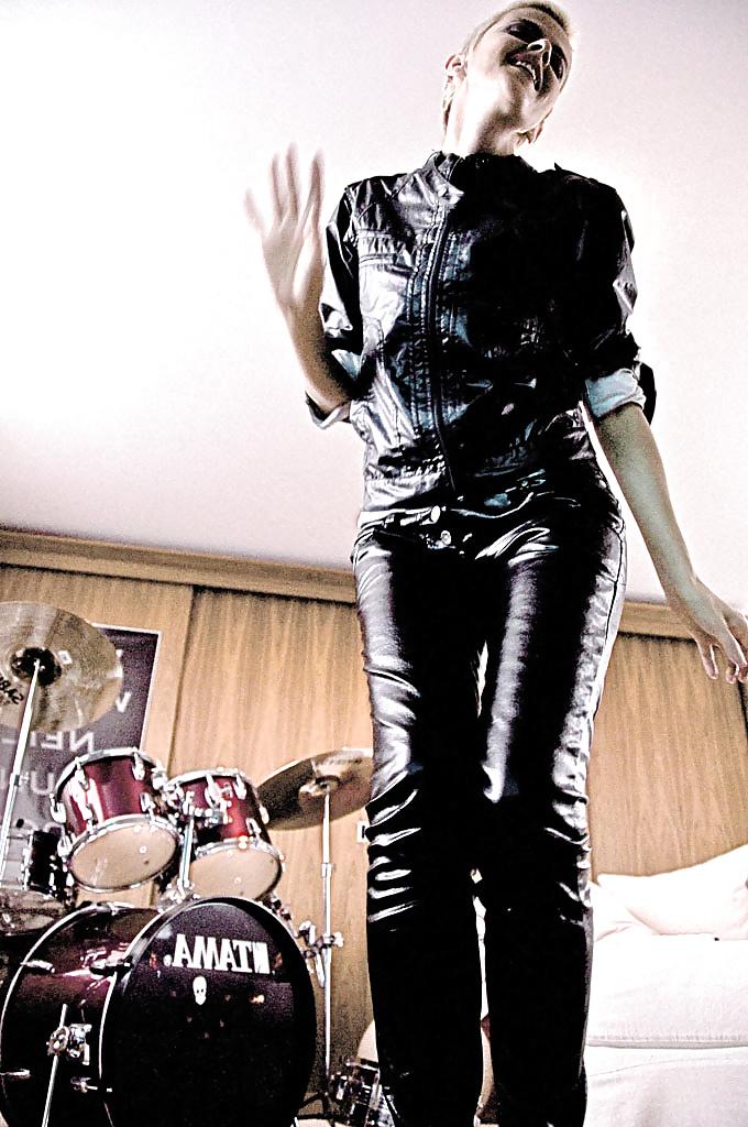 25P Fetish Queen Genevieve Borne 