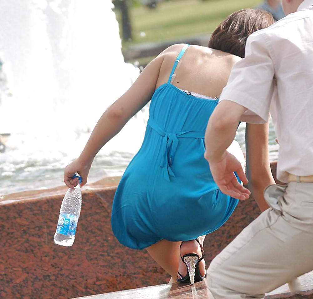 25P In The Streets 110 - Wet Women at the Fontaine (Upskirts)