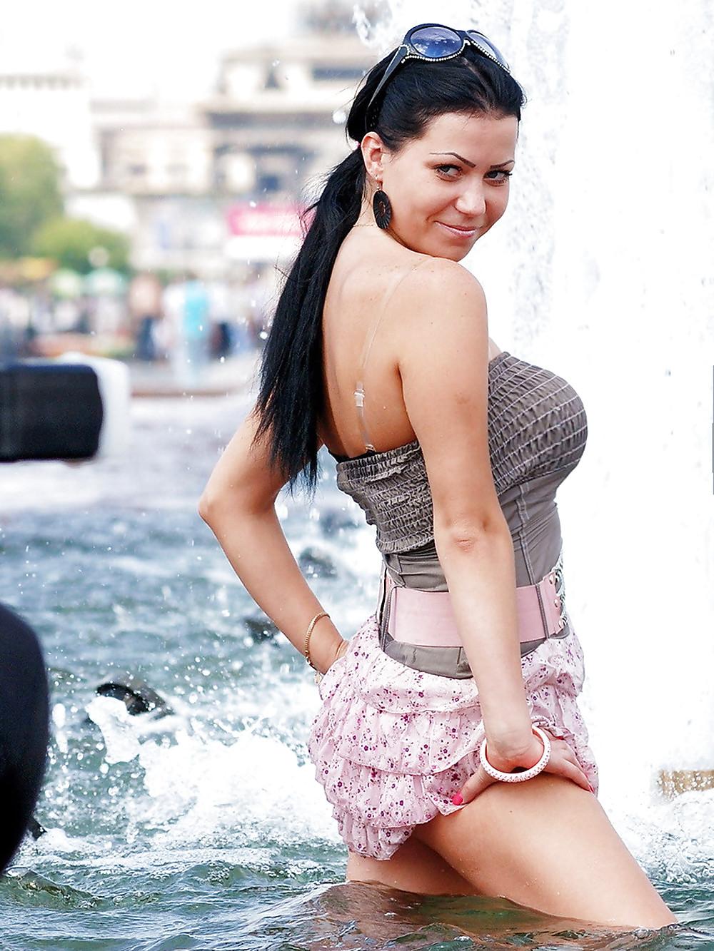 25P In The Streets 110 - Wet Women at the Fontaine (Upskirts)