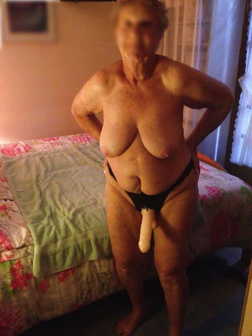 25P Strapon mature