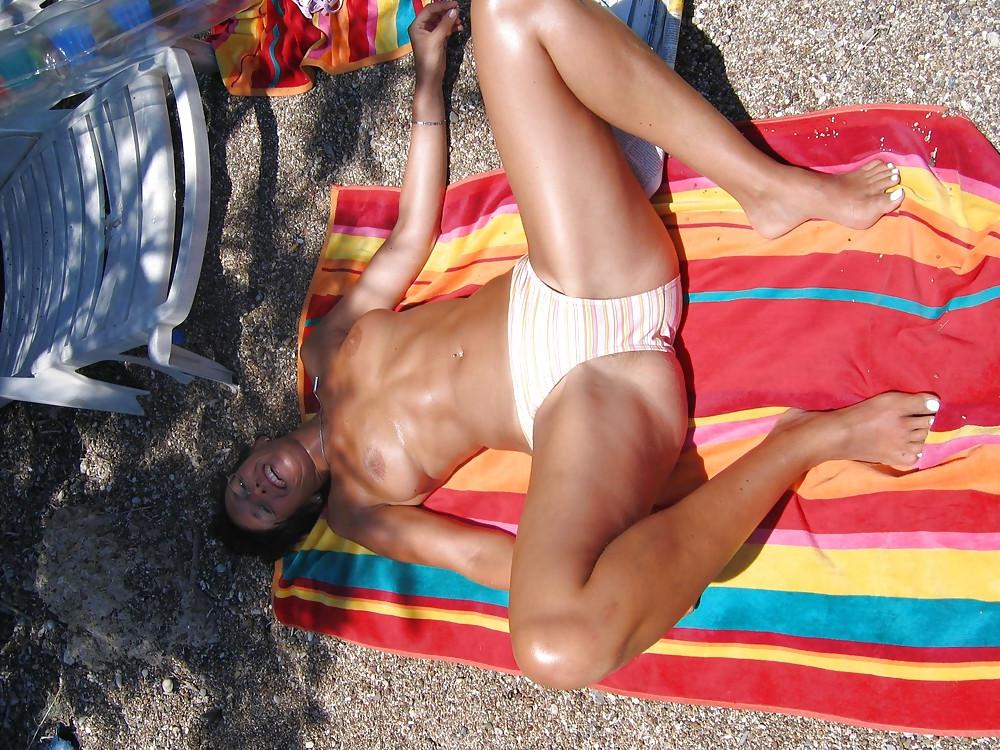 25P Mature show pussy outdoor,s&home