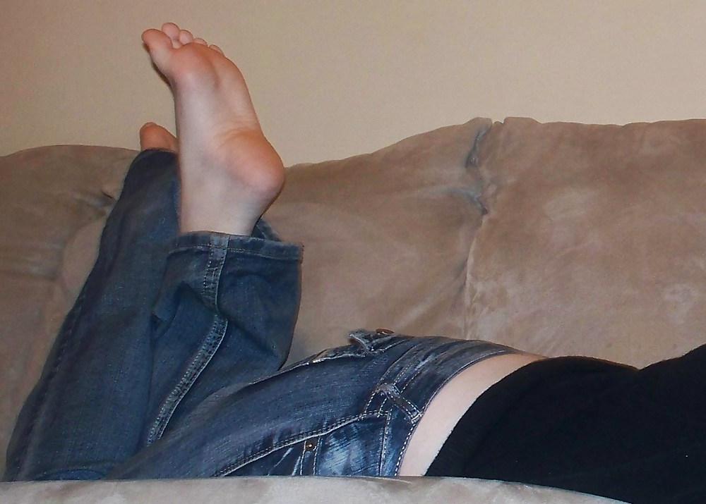 23P X Wife looking pretty on couch (Foot Fetish)