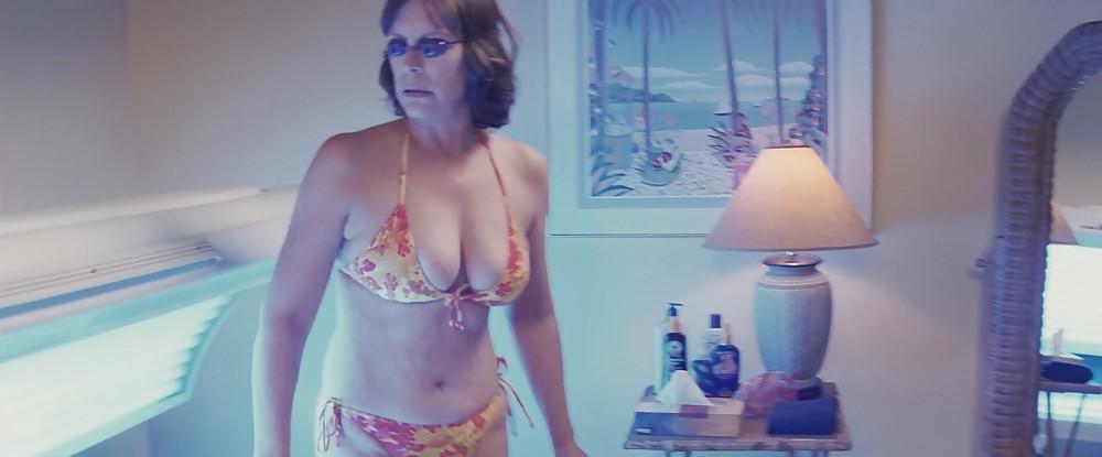 10P Jamie Lee Curtis - Christmas with the Kranks (bikini) 1080p