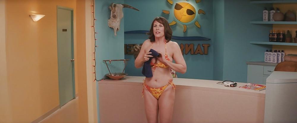 10P Jamie Lee Curtis - Christmas with the Kranks (bikini) 1080p