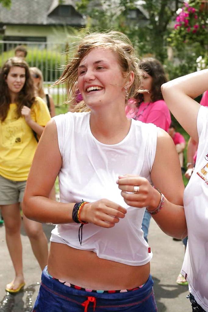 25P Wet t-shirt party 