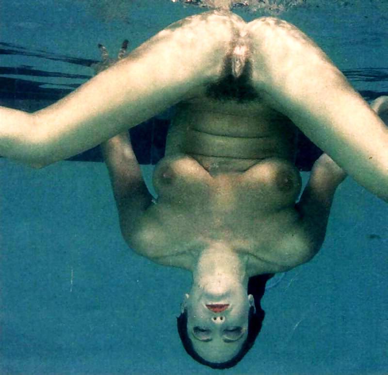 23P Naked In The Water