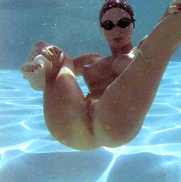 23P Naked In The Water