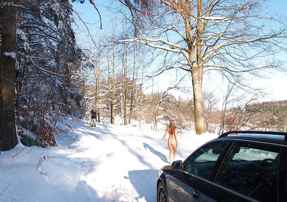 25P Naked In The Snow