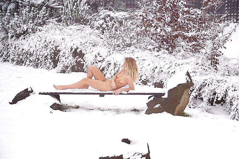 25P Naked In The Snow