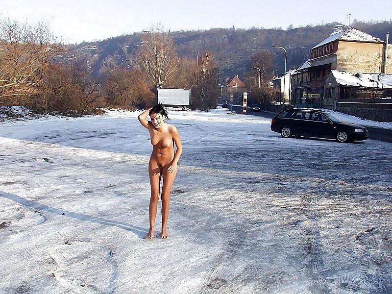 25P Naked In The Snow