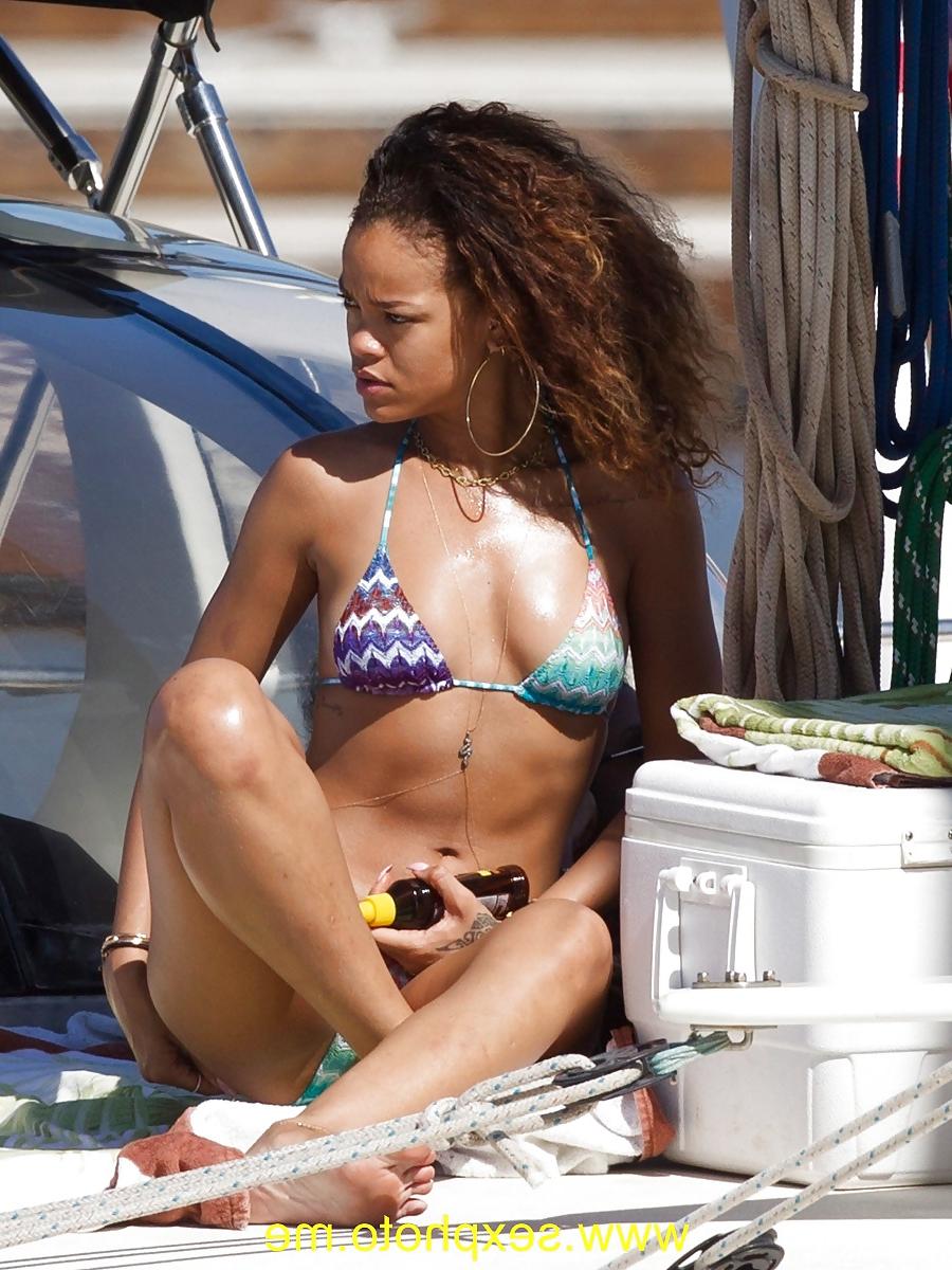 24P Rihanna Pussy Cameltoe 