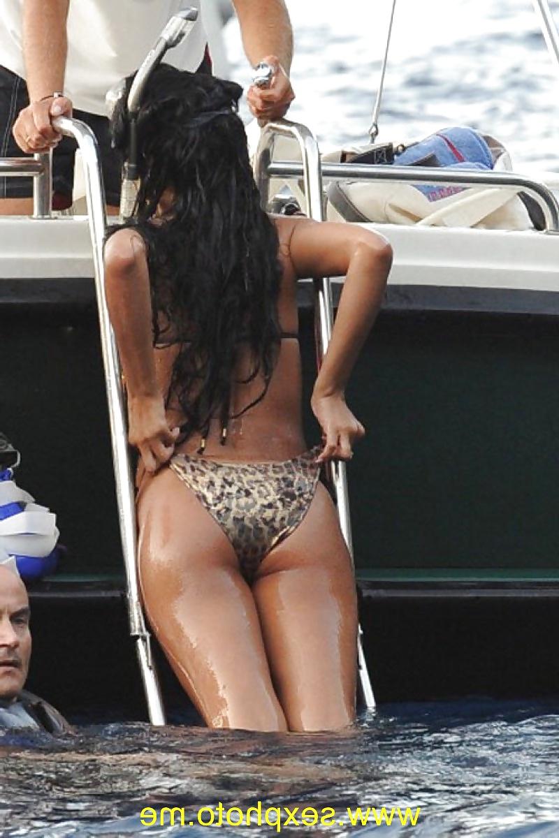 24P Rihanna Pussy Cameltoe 