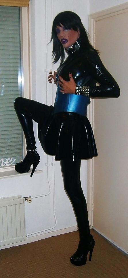 20P Kinky Latex Doll 1