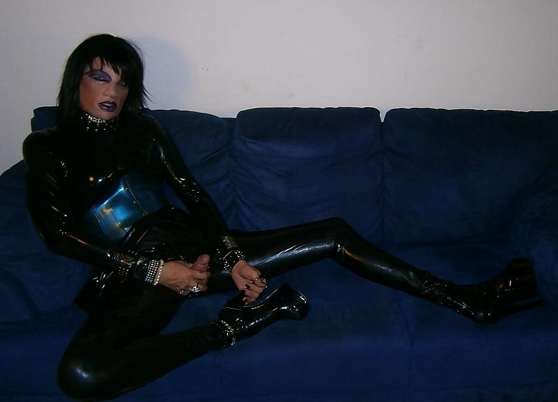 20P Kinky Latex Doll 1