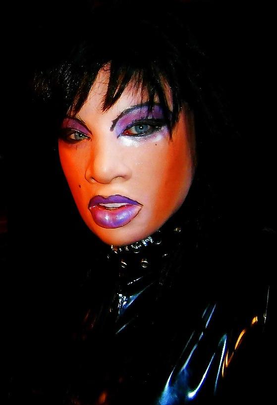 20P Kinky Latex Doll 1
