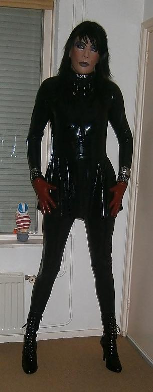 20P Kinky Latex Doll 1