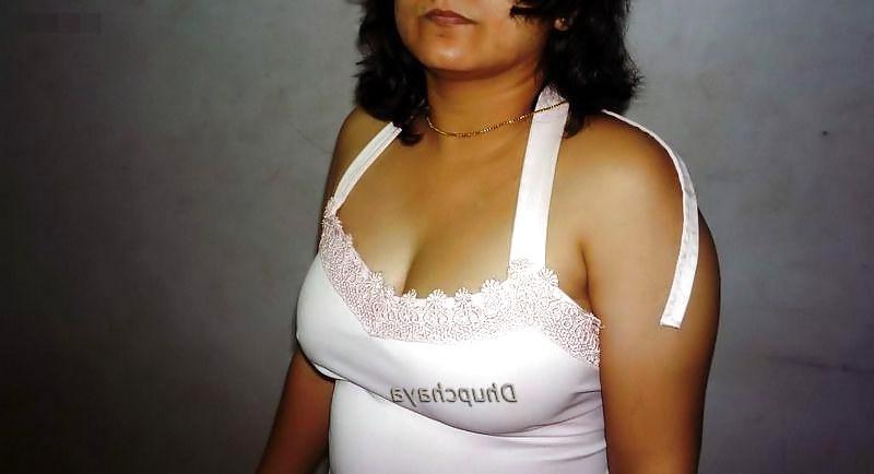 8P Kanpur wife big boobs and ass cheeks to husbands friend 