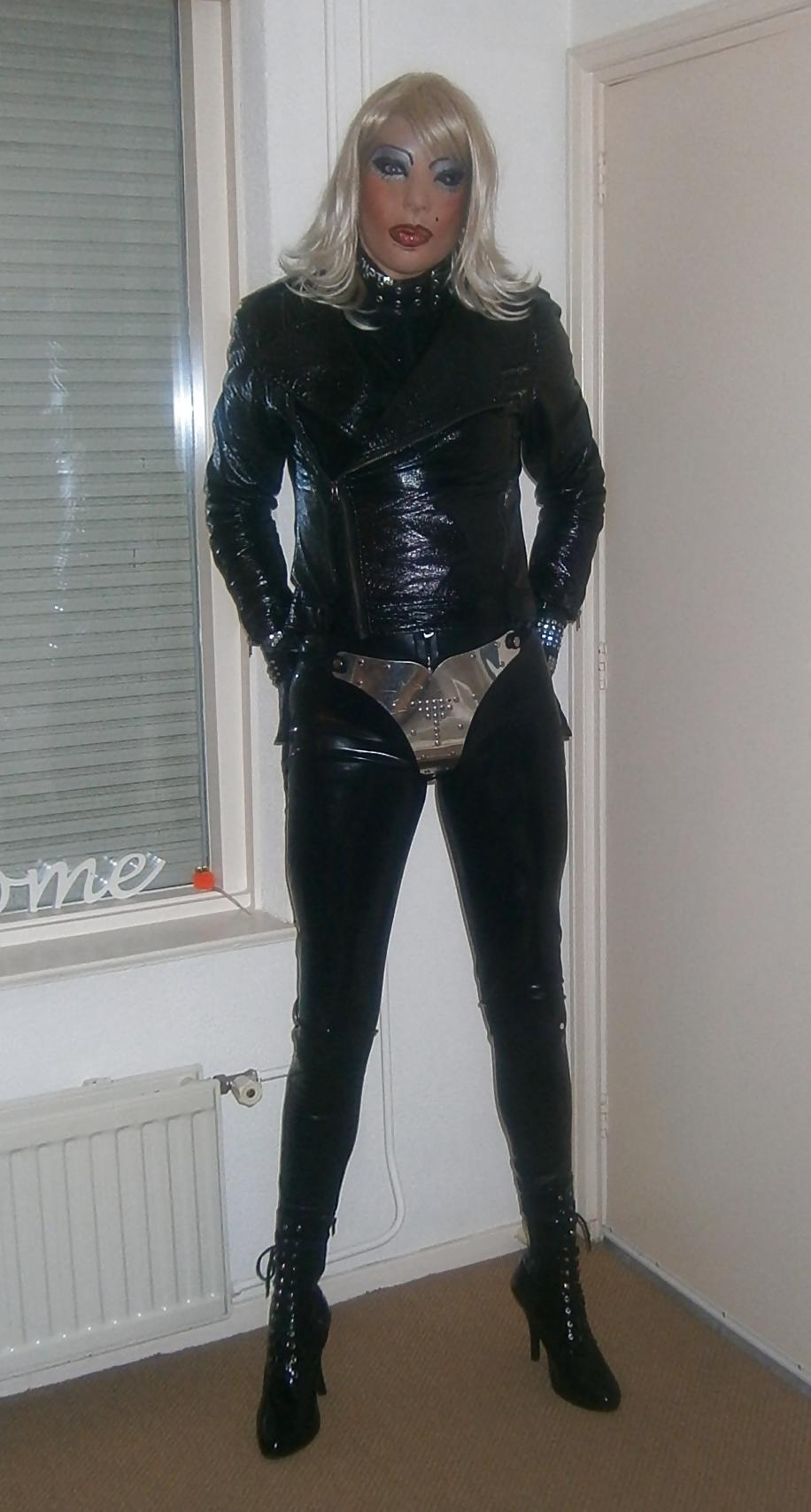 20P Kinky Latex Doll 2