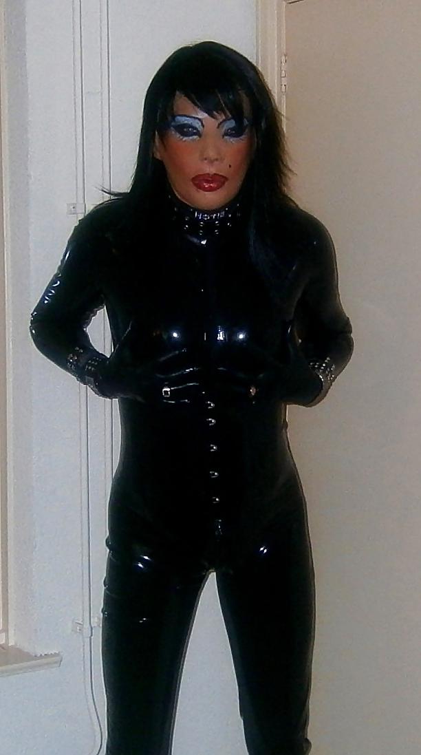20P Kinky Latex Doll 2