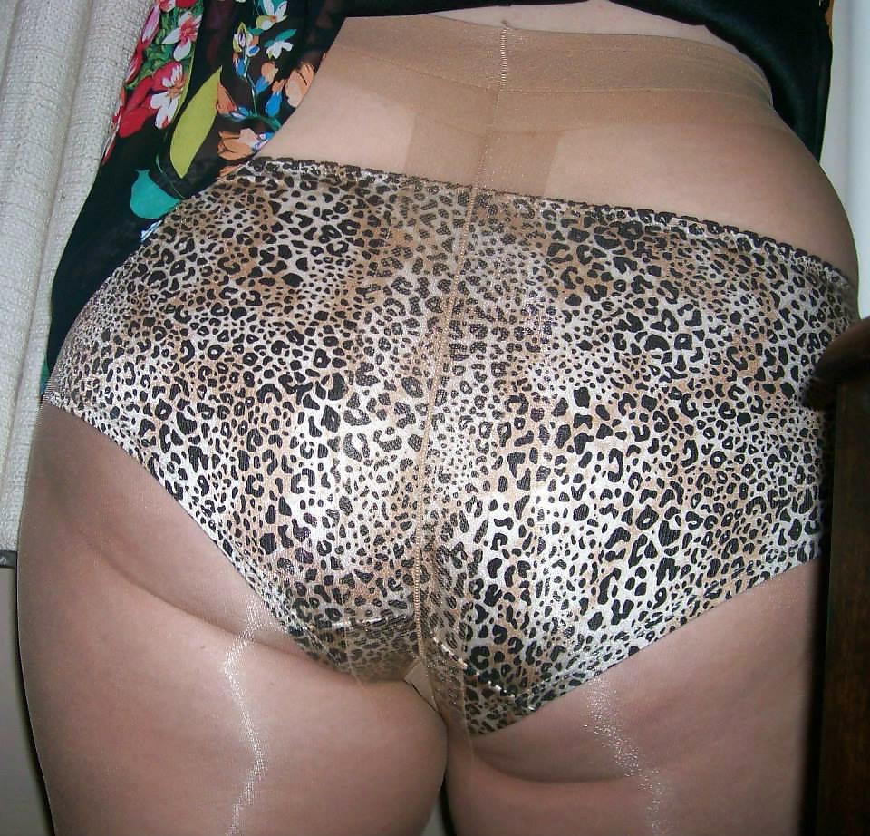 25P Women in panties under pantyhose.