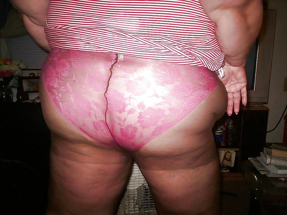 25P Women in panties under pantyhose.