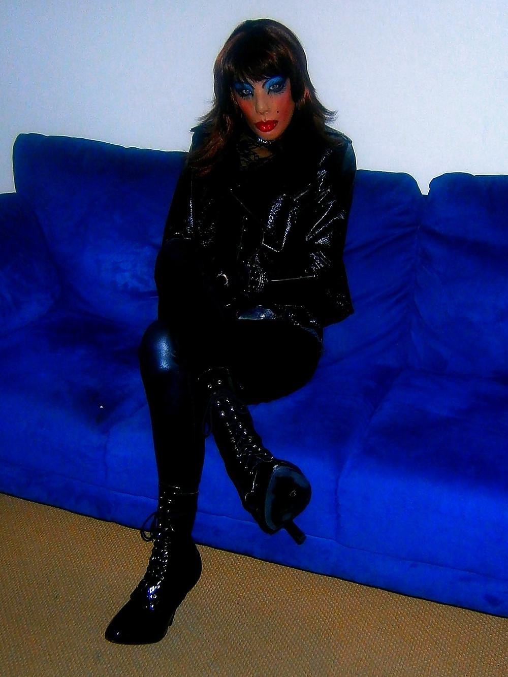 20P Kinky latex doll 4