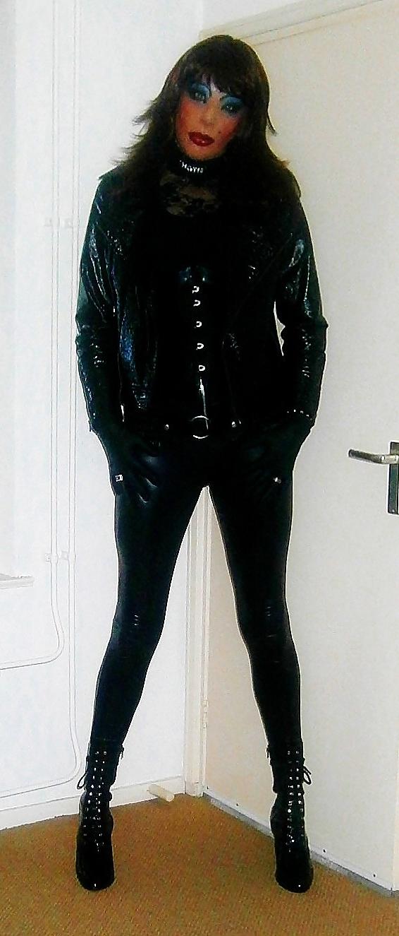 20P Kinky latex doll 4