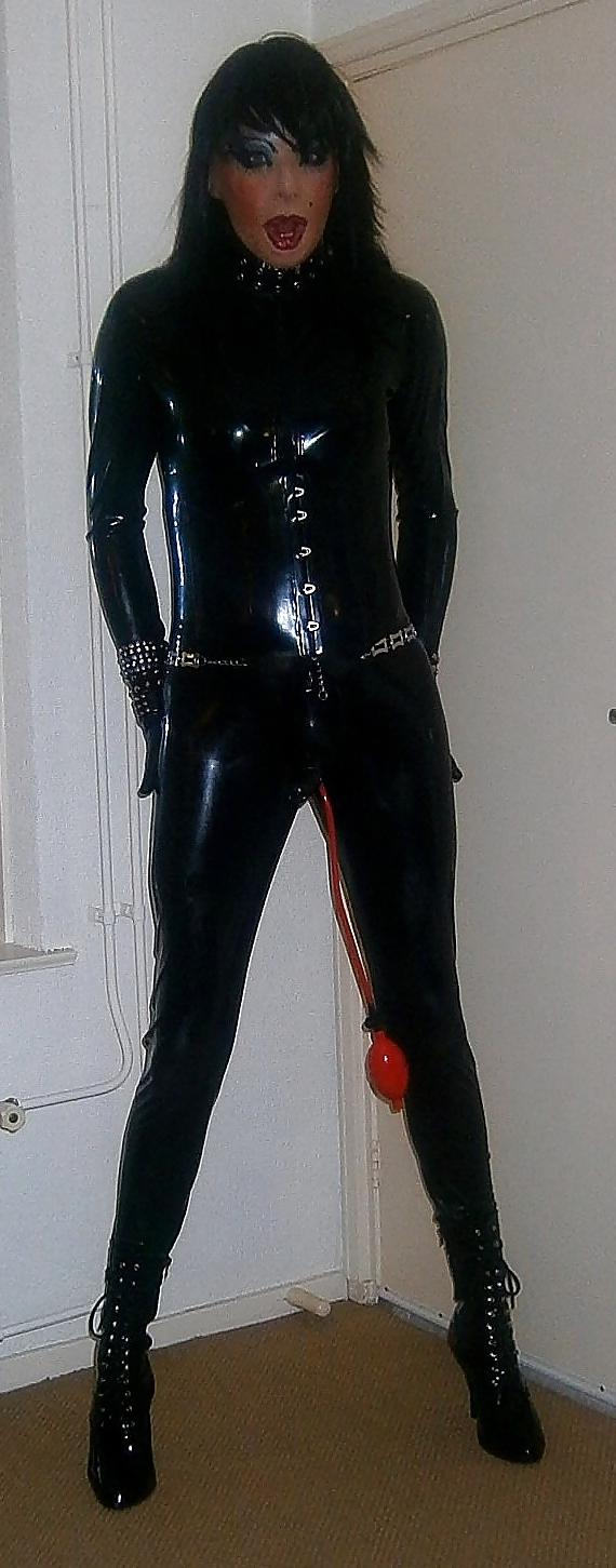 20P Kinky latex doll 4