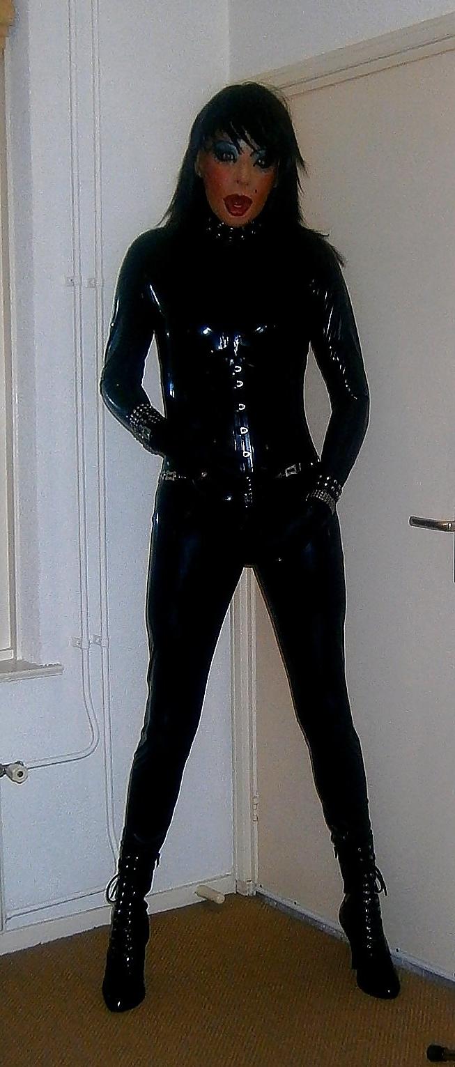 20P Kinky latex doll 4