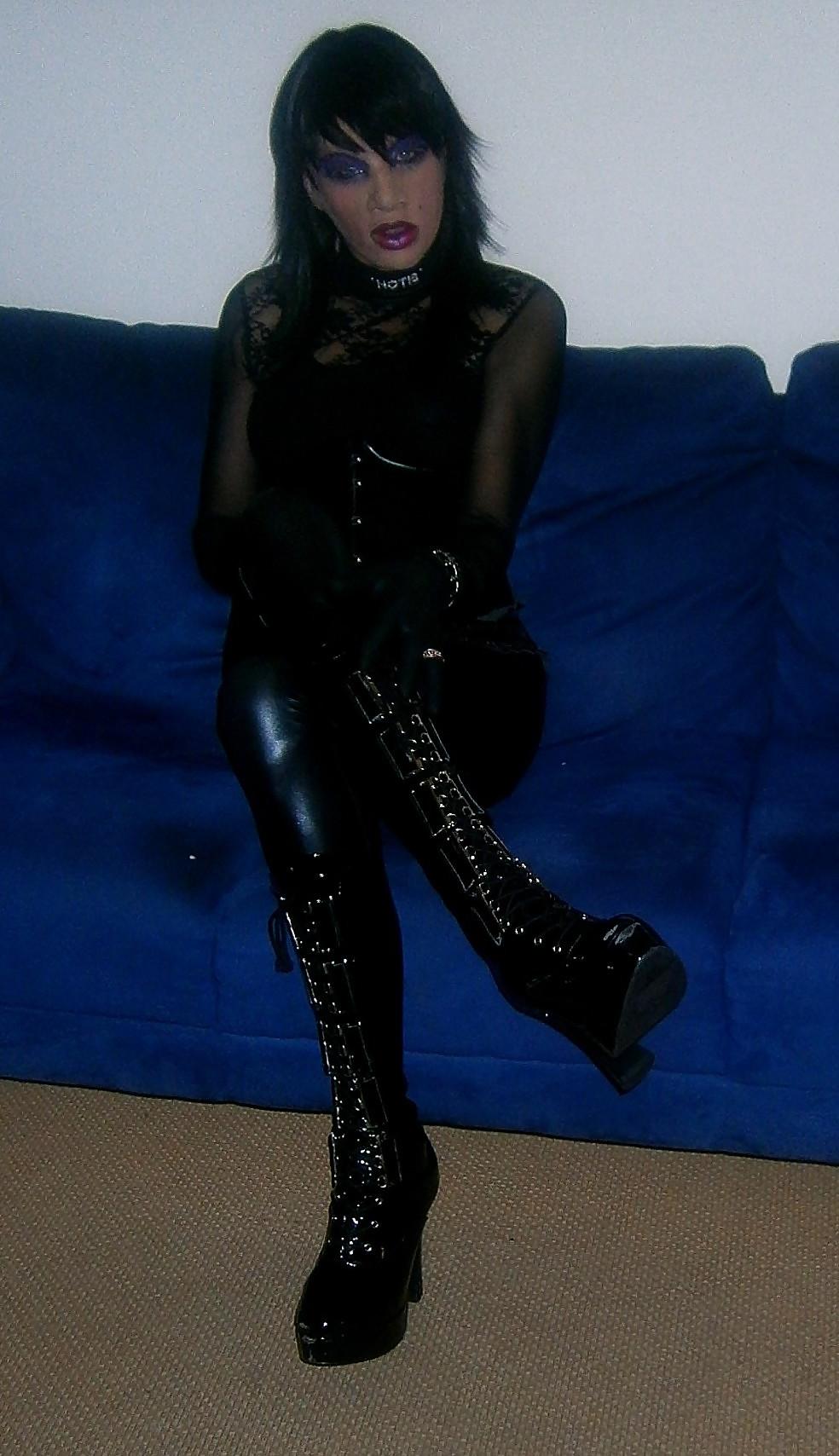 20P Kinky latex doll 4