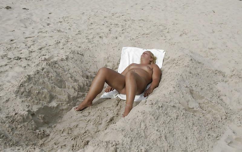16P mature woman naked in the beach