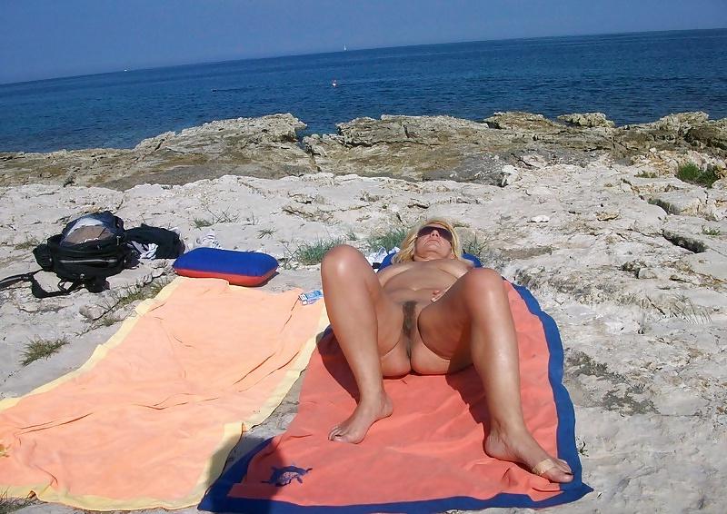 16P mature woman naked in the beach