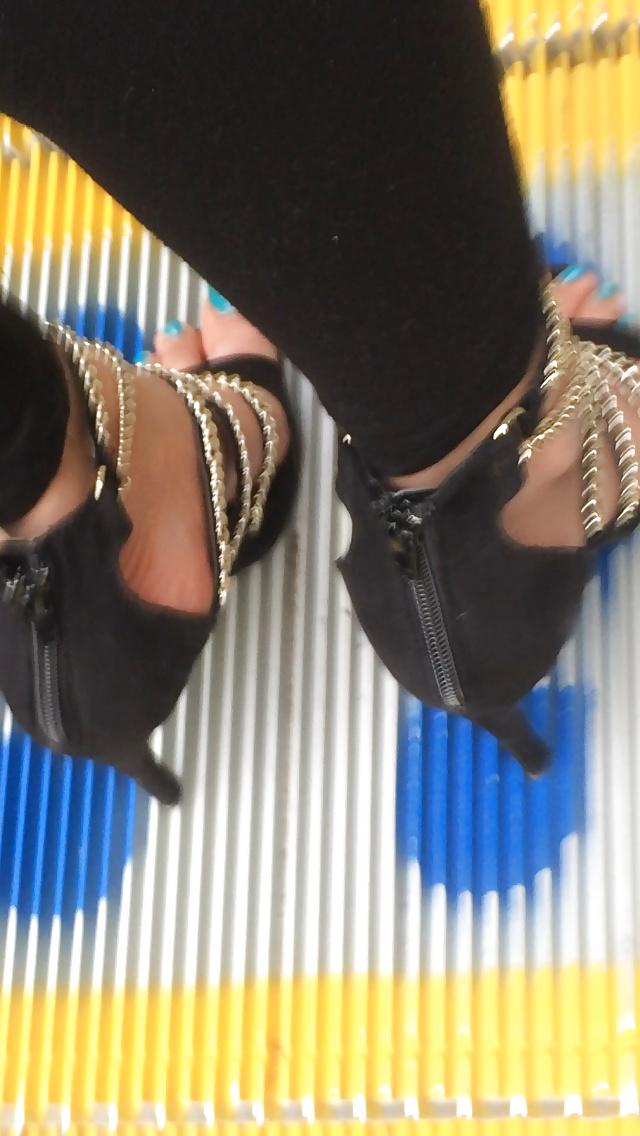 6P Sexy paki girls with sexy high heels on candid