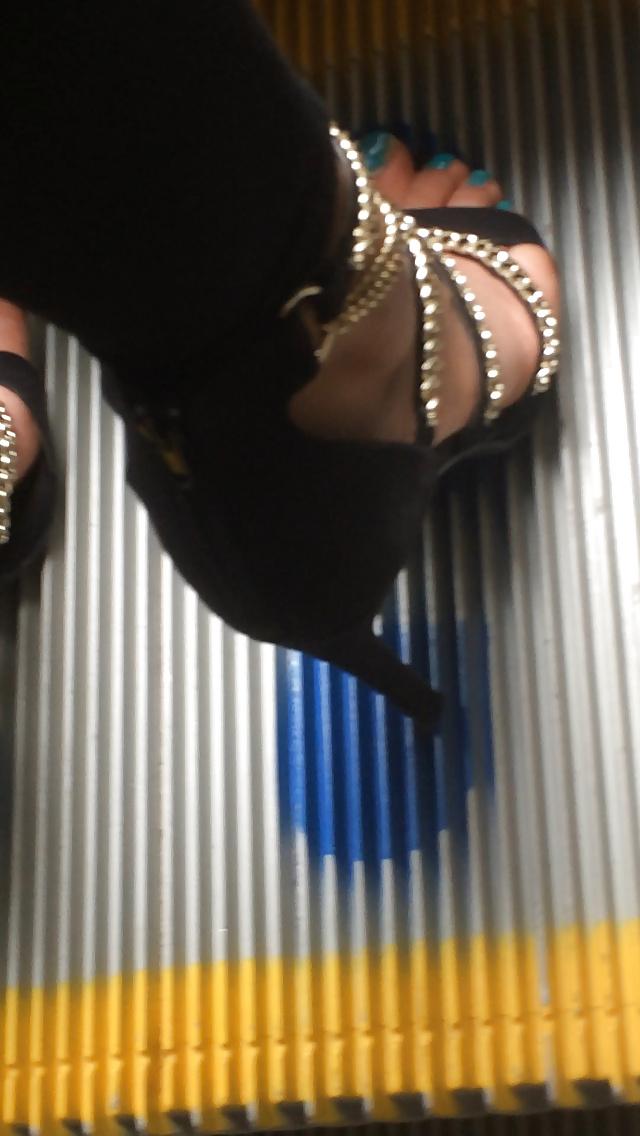 6P Sexy paki girls with sexy high heels on candid